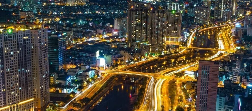 Thành phố Hồ Chí Minh về đêm trên đường Võ Văn Kiệt cạnh đường Trần Hưng Đạo