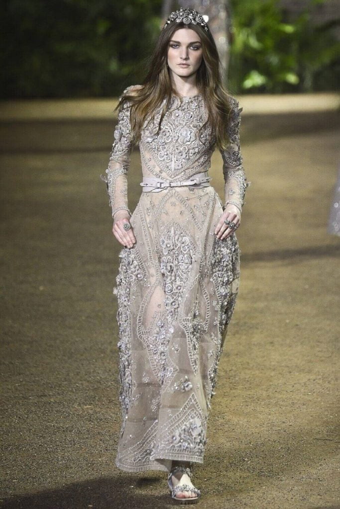 Chiếc váy trong BST Haute Couture 2016 của Elie Saab được đính kết 7.000 hạt đá, 5.000 mảnh sequin, 900 bông hoa và 500 cánh hoa vải lụa organza
