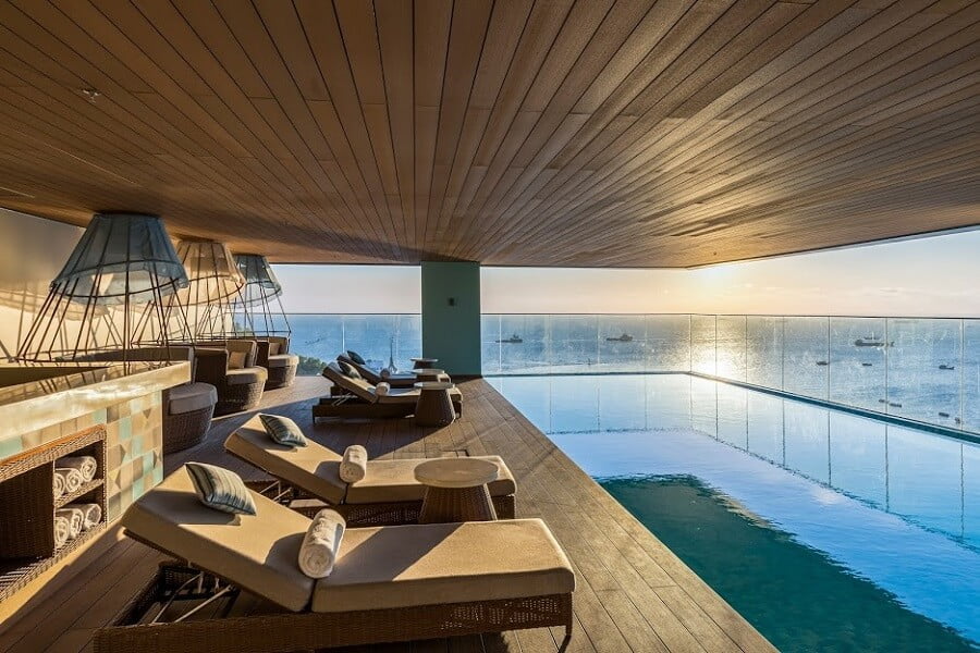 Hồ bơi view biển đẳng cấp của khách sạn Fusion Suites Vũng Tàu